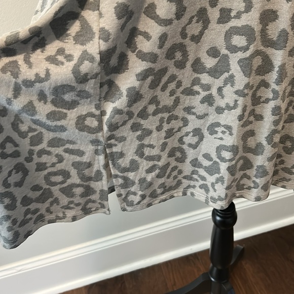 NWOT. Woman’s v-neck dolman sleeve t-shirt in grey predator print pattern. - Picture 4 of 9